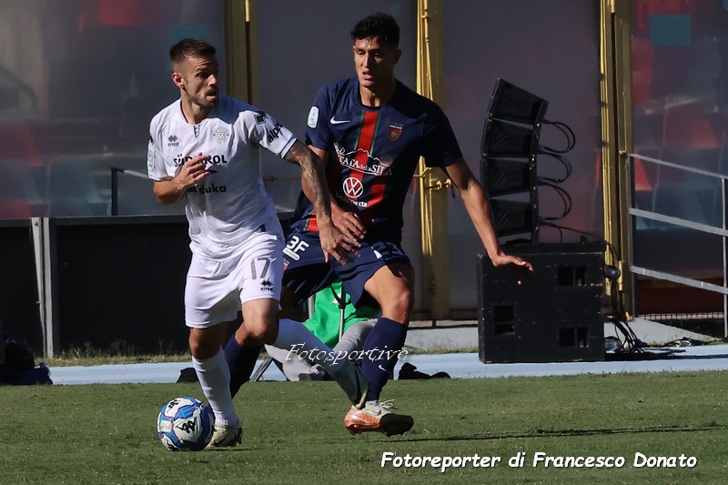 Serie B, 37ª giornata – Il Sudtirol batte il Cosenza 2-1 e lo condanna alla retrocessione: festa salvezza a Bolzano Serie B, 37ª giornata – Il Sudtirol batte il Cosenza 2-1 e lo condanna alla retrocessione: festa salvezza a Bolzano