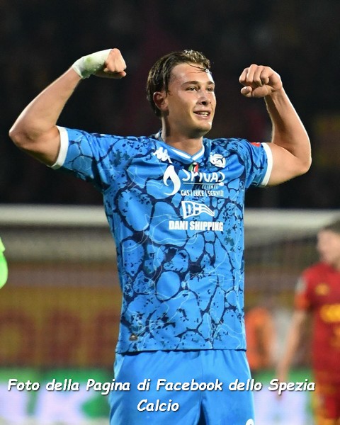 Francesco Pio Esposito, la giovane promessa che trascina lo Spezia verso la Serie A Francesco Pio Esposito, la giovane promessa che trascina lo Spezia verso la Serie A